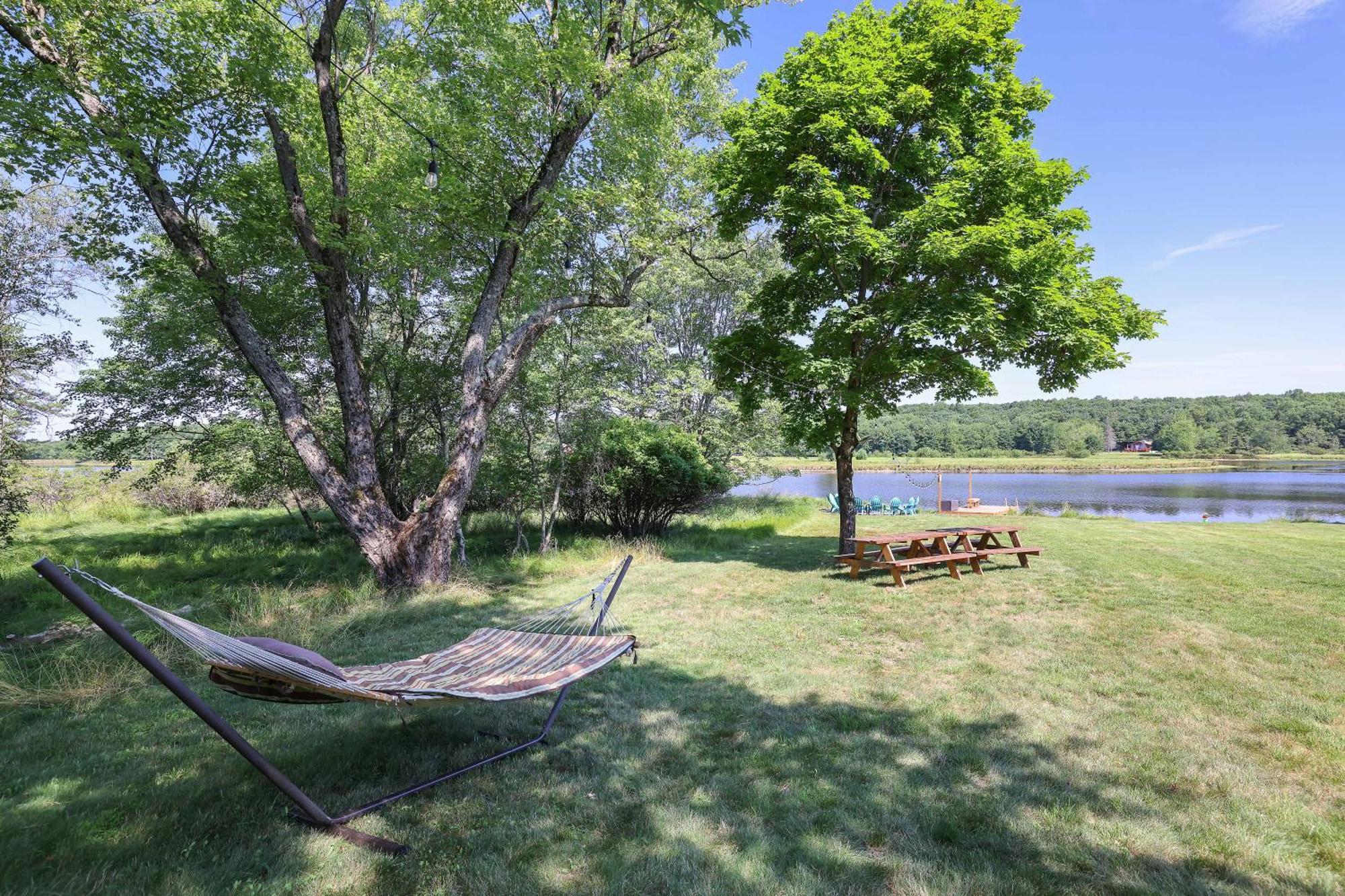 Poconos Brand New Lakefront Oasis 1 Acre, Hottub Gameroom Firepits Talk About Privacy Albrightsville Zewnętrze zdjęcie