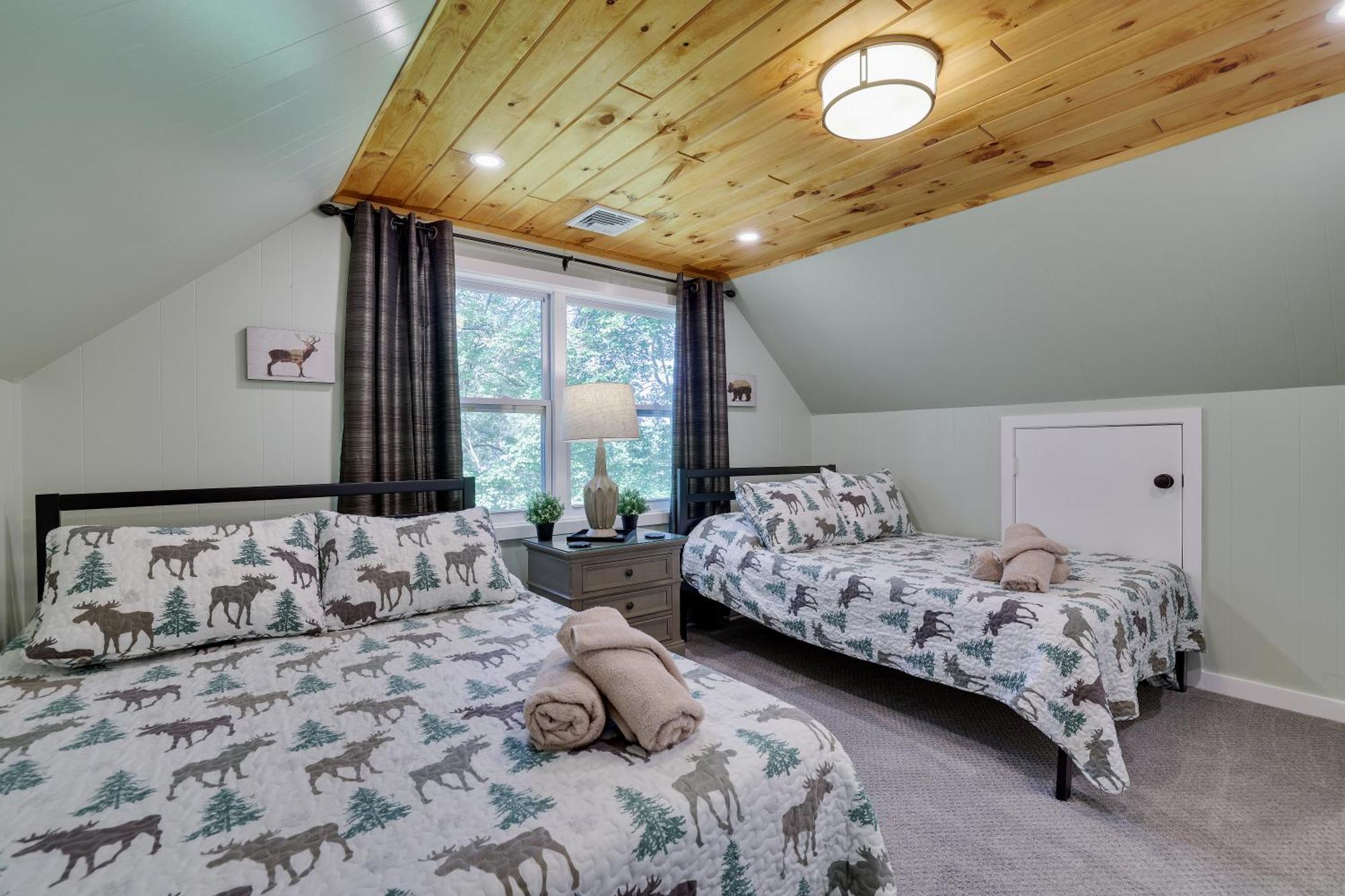 Poconos Brand New Lakefront Oasis 1 Acre, Hottub Gameroom Firepits Talk About Privacy Albrightsville Zewnętrze zdjęcie