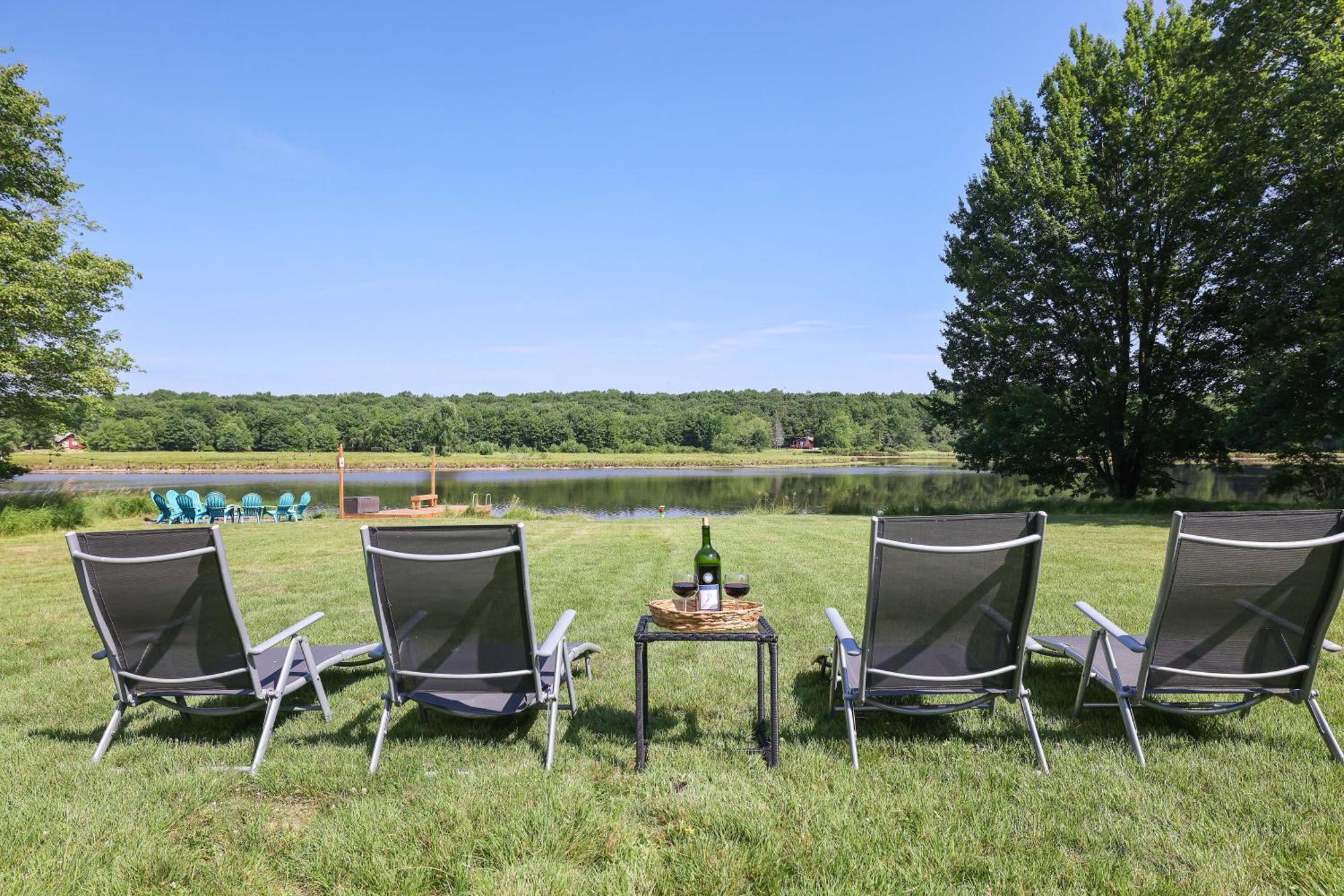 Poconos Brand New Lakefront Oasis 1 Acre, Hottub Gameroom Firepits Talk About Privacy Albrightsville Zewnętrze zdjęcie